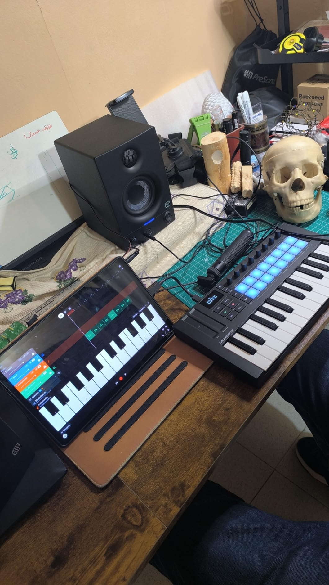 Novation Launchkey Mini 25 MK4 - Portable 25 Mini-Key USB MIDI Keyboard Controller with DAW Integration, Chord Mode, Scale Mode, Drum Pads, Arpeggiator customer photo 1