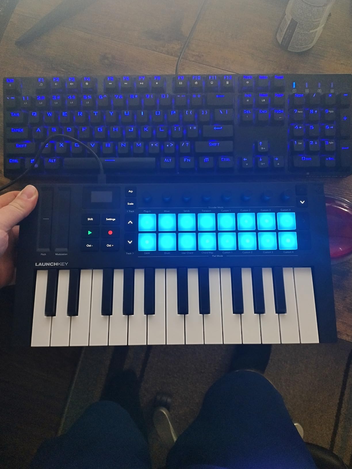 Novation Launchkey Mini 25 MK4 - Portable 25 Mini-Key USB MIDI Keyboard Controller with DAW Integration, Chord Mode, Scale Mode, Drum Pads, Arpeggiator customer photo 2