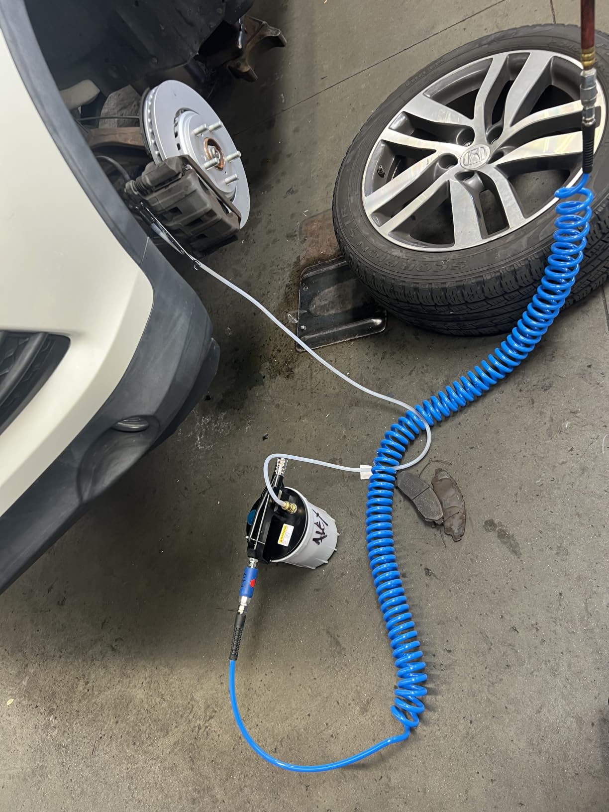 2L Vacuum Brake Bleeder - Vacuum Brake Bleeder Kit with Brake Fluid Extractor and 1L Refilling Bottle with Adapters customer photo 2