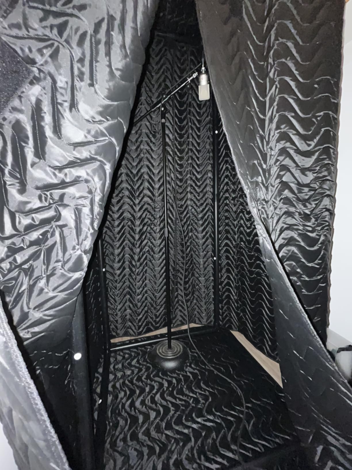 VEVOR Portable Vocal Booth, 6.56 ft Height, Portable Recording Studio with Travel Bag, Mobile Tablet Stand, Thickened Soundproofing, Sound Isolation Booth for Echo-Free Vocals, Podcasts, Voiceovers customer photo 1