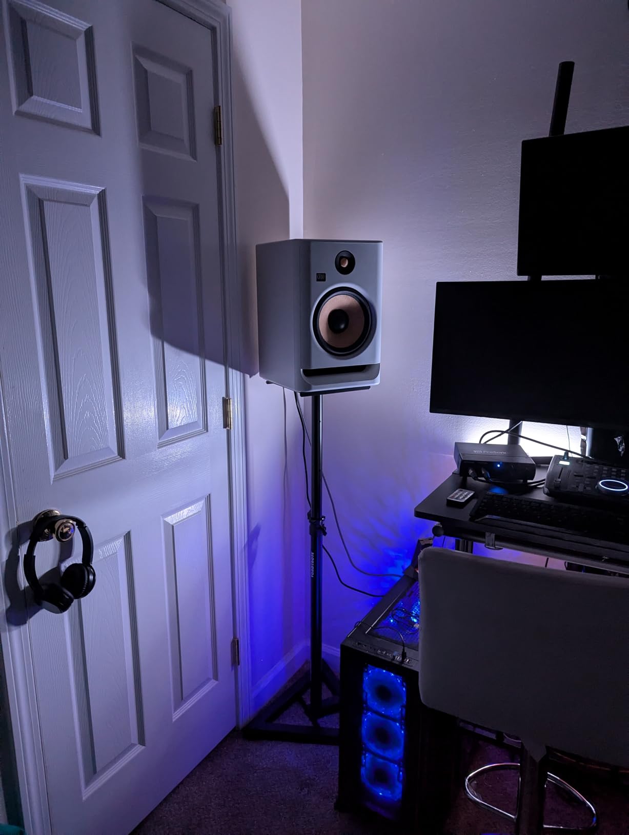 Vondynote Pair Studio Monitor Stands 32.6-50.9 Base Floor Speaker Stands - Adjustable Height, Heavy Duty, Three Point Triangle Base customer photo 2