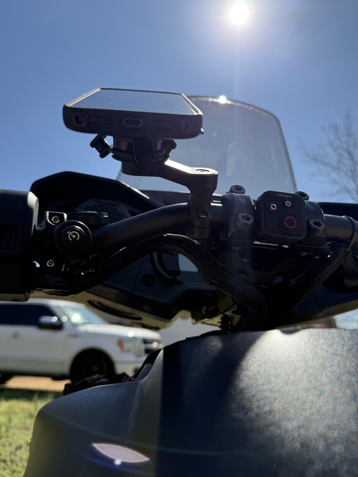 Quad Lock Motorcycle Handlebar Mount Kit with Vibration Dampener and MAG Phone Case for iPhone 17 Pro Max customer photo 1