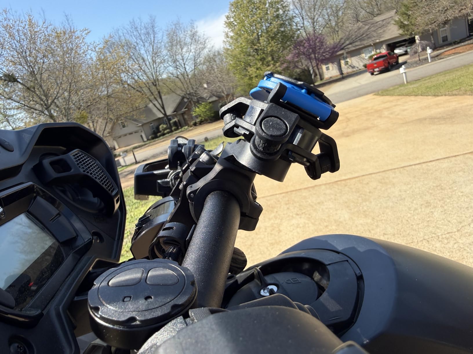 Quad Lock Motorcycle Handlebar Mount Kit with Vibration Dampener and MAG Phone Case for iPhone 17 Pro Max customer photo 2