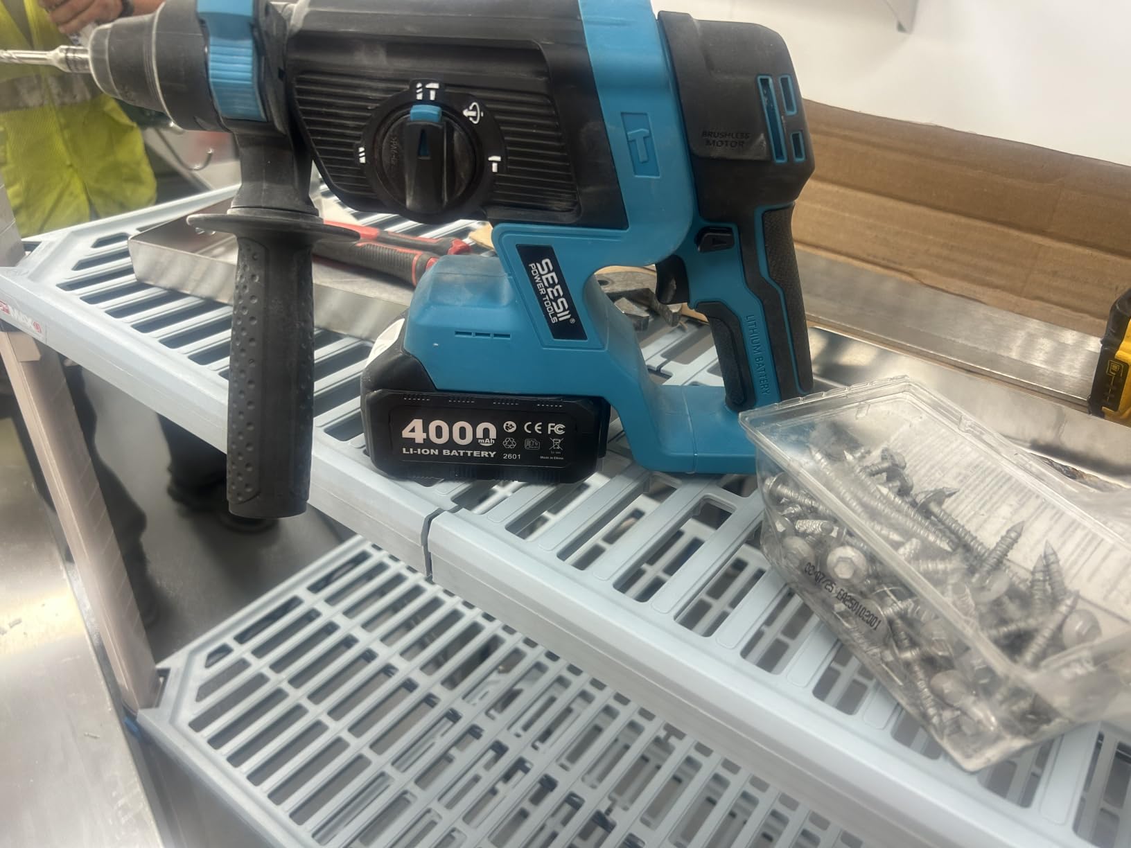 Seesii 1-Inch Cordless SDS-Plus Rotary Hammer Drill, 2.8J Impact Energy Brushless Motor, 4-Mode with Safety Clutch, 2 x 4.0Ah Batteries & Chisel/Bit Set for Concrete Drilling & Home Renovation customer photo 1
